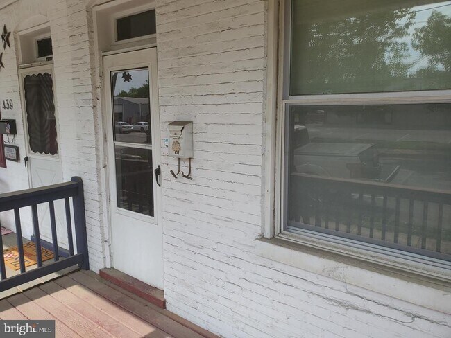 Building Photo - 437 S Burhans Blvd