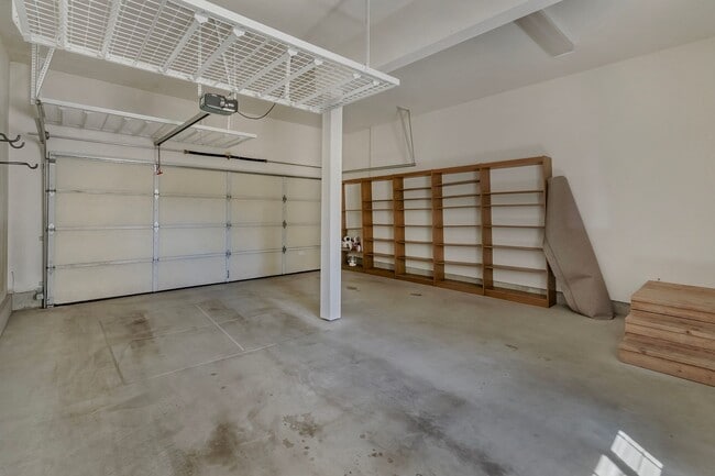 Building Photo - Must see! Spacious 3bd 2bath Ready for Imm...