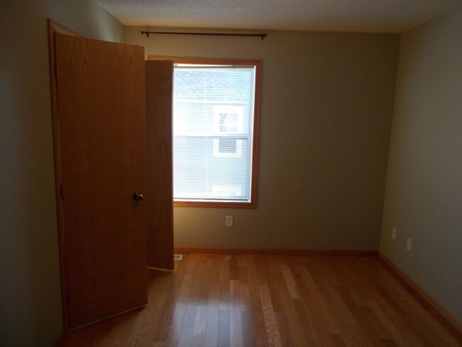 Building Photo - 3 Bedroom, 1 Bathroom Home.