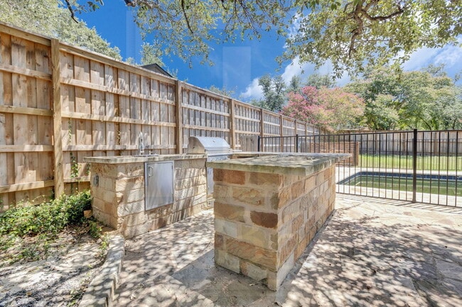 Building Photo - 11301 Taterwood Dr