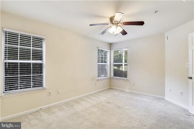 Building Photo - 925 Hillside Lake Terrace