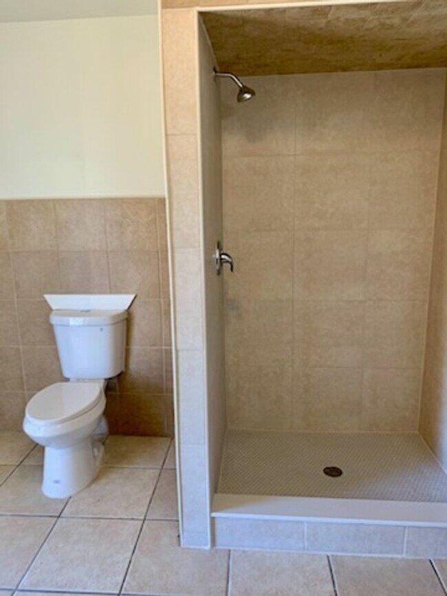 Building Photo - Priced to Rent 3/2