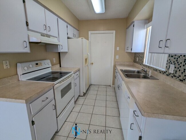 Building Photo - Large 2/2/1 with community pool, primary s...