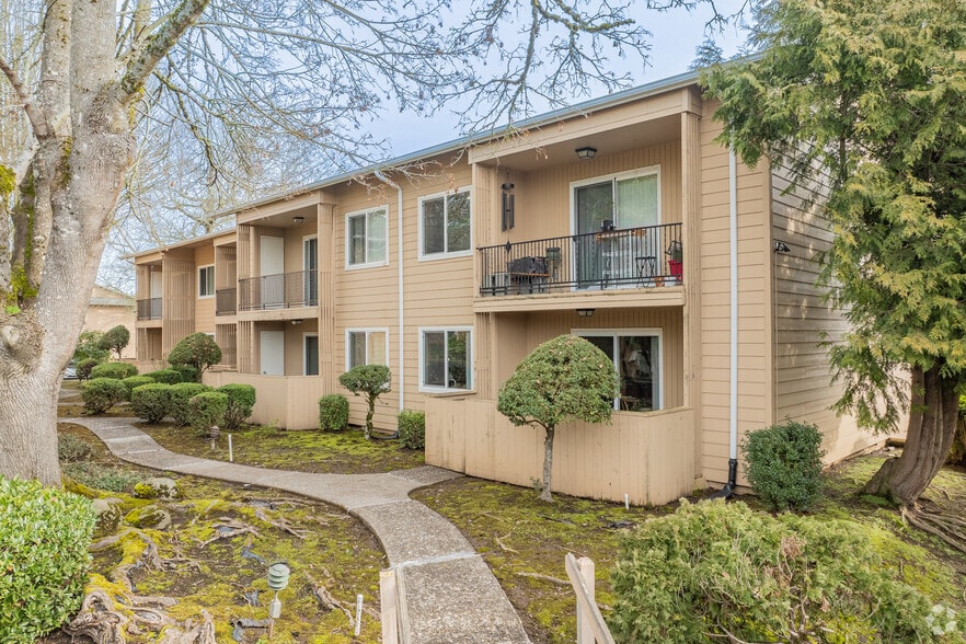 Exterior - Royal Oaks Apartments