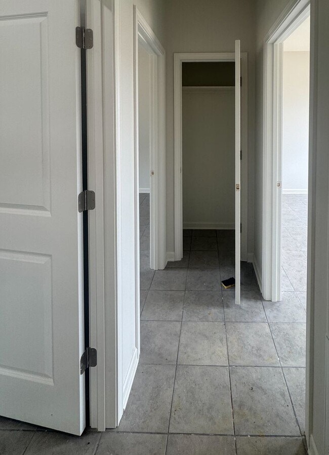 Building Photo - Recently Renovated 2 Bedroom 1 Bath Apartm...