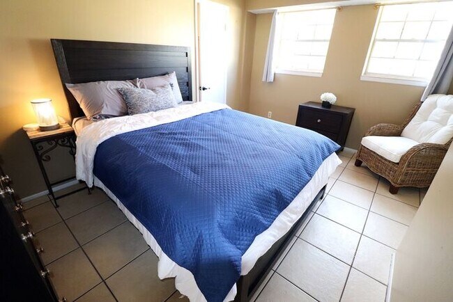 Building Photo - One bedroom apartment 7 or 12 months rental terms available/ Apartamento disponible amueblado o s...