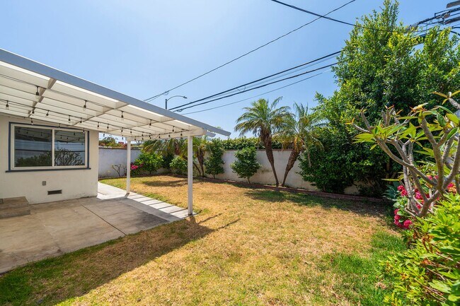 Building Photo - Beautiful Hawthorne Rental In Hollyglen!