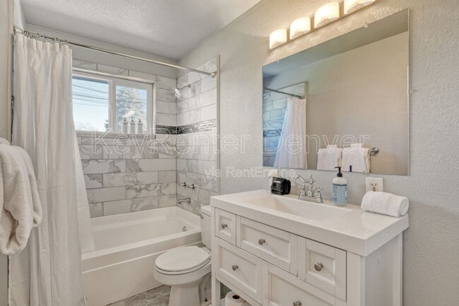 Building Photo - 4481 E Bails Pl