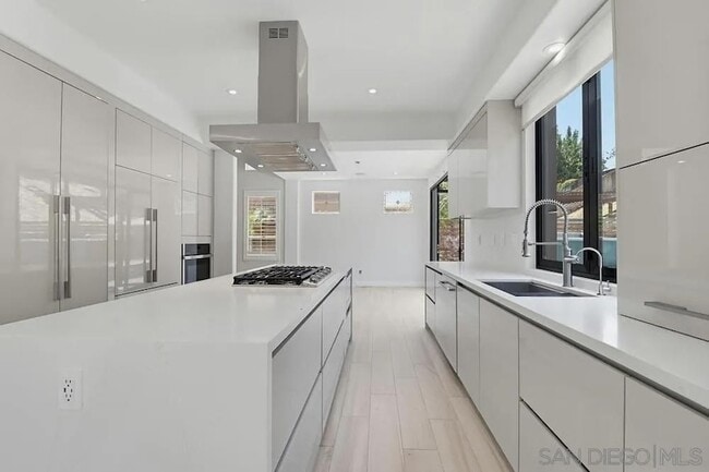 Building Photo - 561 Bayona Loop