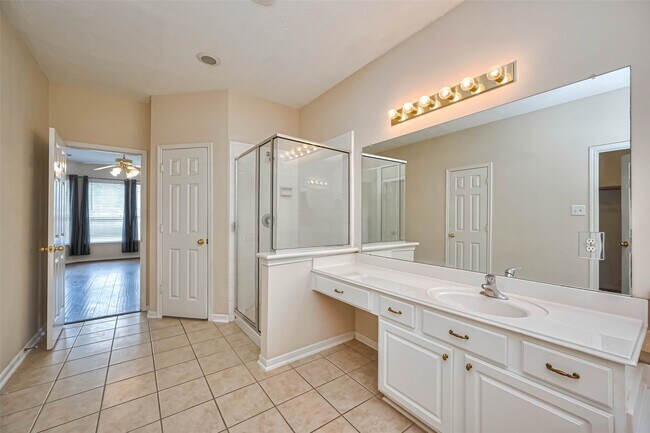 Building Photo - 1007 Riverchase Dr