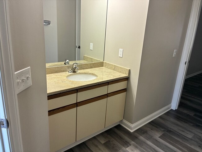 Building Photo - 3 Bedroom 2 Bath Condo