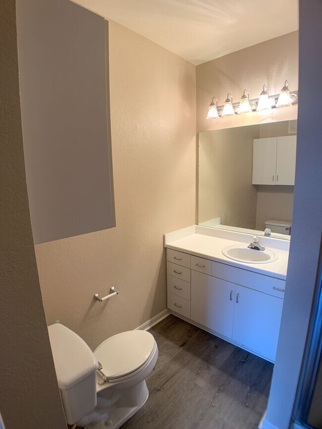 Building Photo - Great 1/1 Condo unit with city view