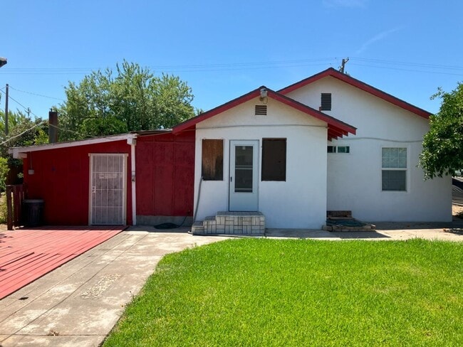 Building Photo - 820 Lone Palm Ave