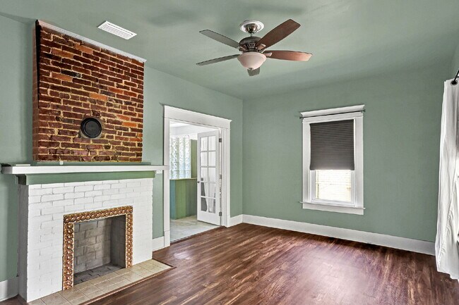 Building Photo - 4 bedroom 3 bath Springfield home