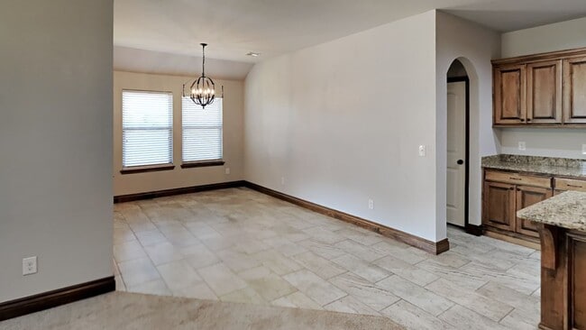 Building Photo - Beautiful 4 Bedroom 2 Bathroom Home in Pie...