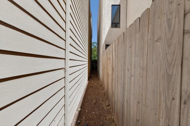 Building Photo - Charming 3-Bed Home in Sacramento with 2.5 Baths