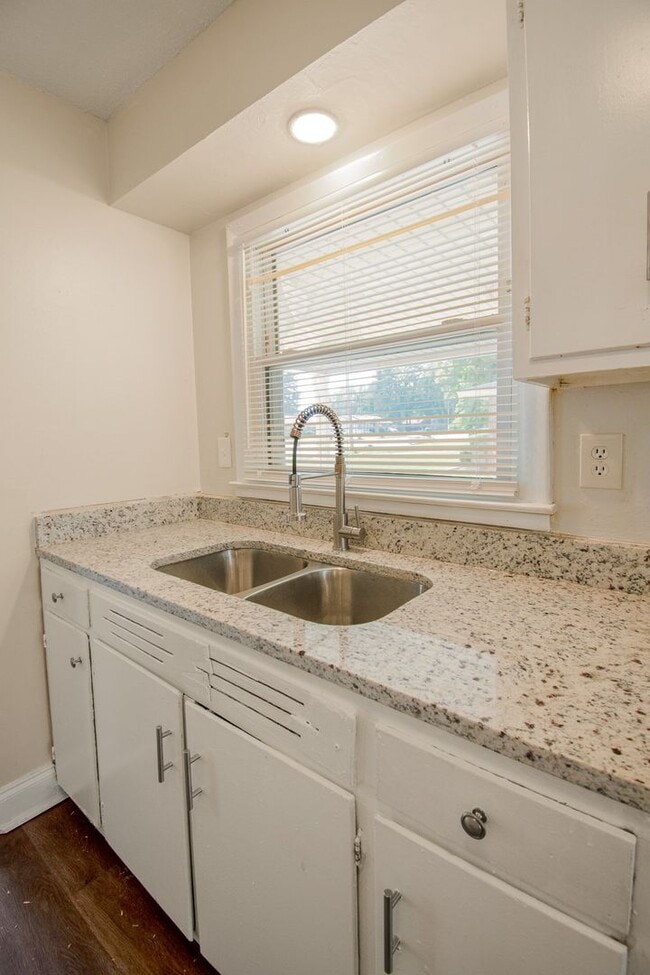 Building Photo - VOUCHERS ACCEPTED!!  Fully Updated 3BR/1B ...