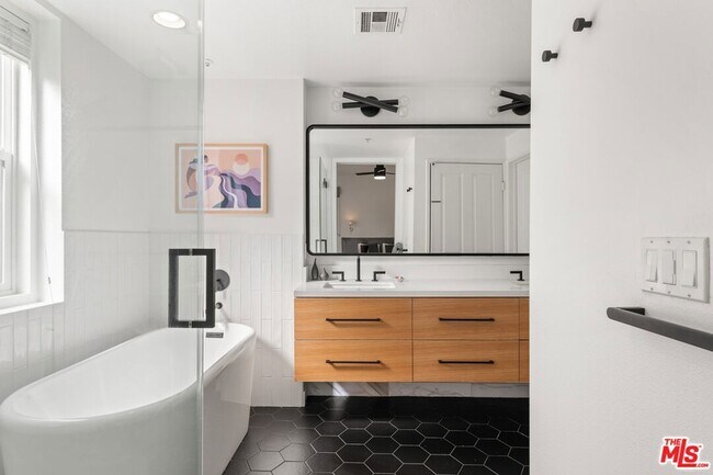 Building Photo - 6020 S Seabluff Dr