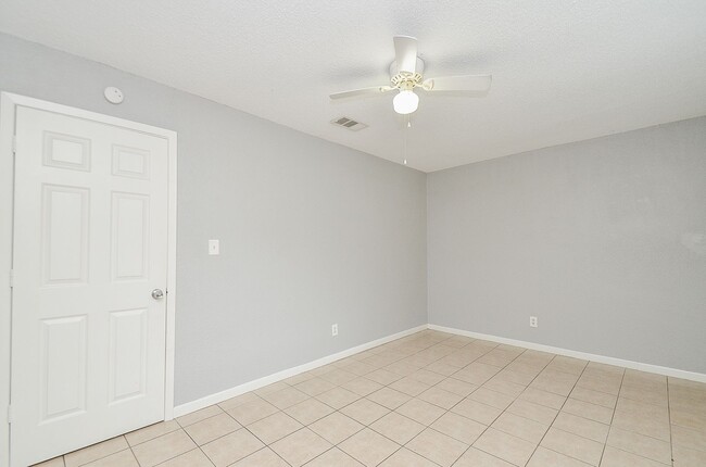 Building Photo - Property available in Old River Manor