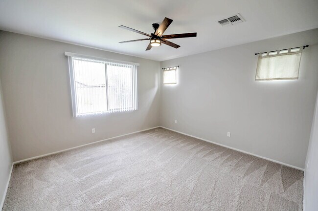 Building Photo - 4 Bedroom with new carpet and new interior paint in Saguaro Trails!