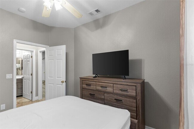 Building Photo - 215 Gleneagles Dr