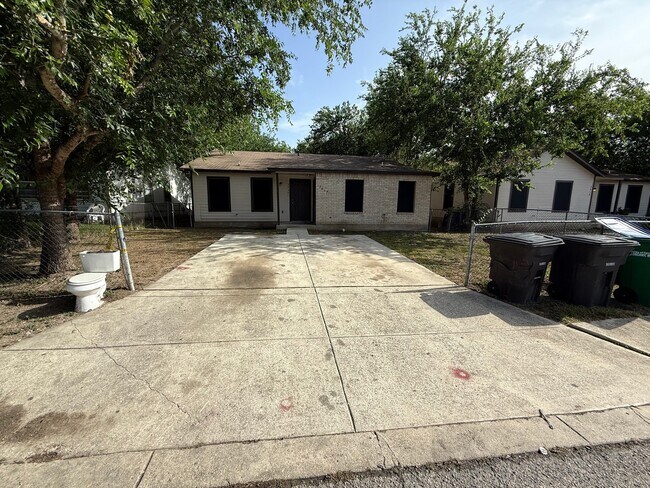 Building Photo - 3435 Gateway Dr