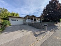 Building Photo - 3 Bed/2 Bath Home