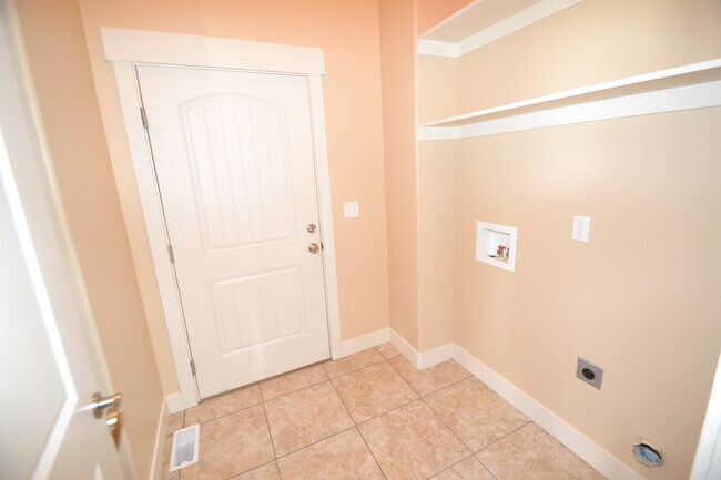 Building Photo - Cozy 2 Bedroom 2 Bath Home in Midvale!!!