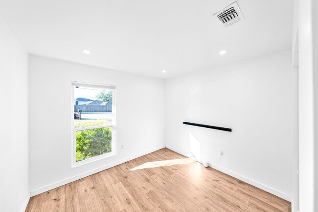 Building Photo - Gorgeous New Remodel with a Bright and Open Floorplan