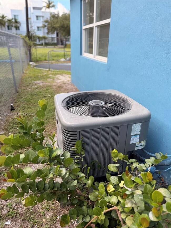 Building Photo - 809 NW 12th Ave