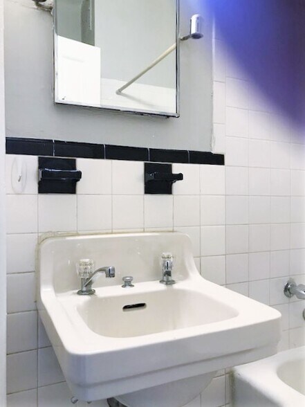 Building Photo - 2315 N Charles St