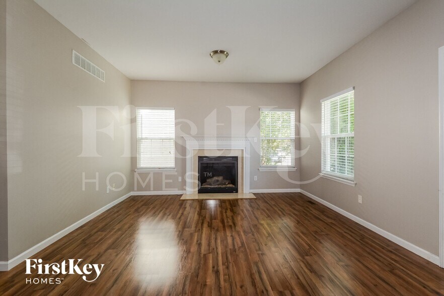 Building Photo - 813 Waler Dr
