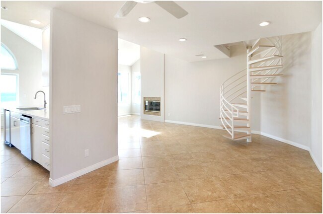 Building Photo - Oceanfront Penthouse in Huntington Beach!!