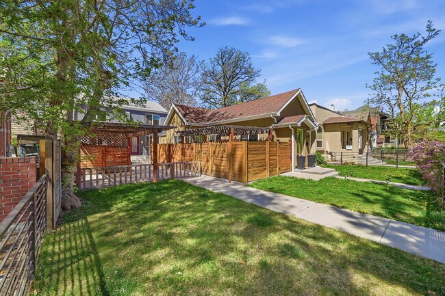 Building Photo - $2,495.95 - 2 Bed, 2 Bath Townhome In Denver with Central AC and In Unit Laundry!