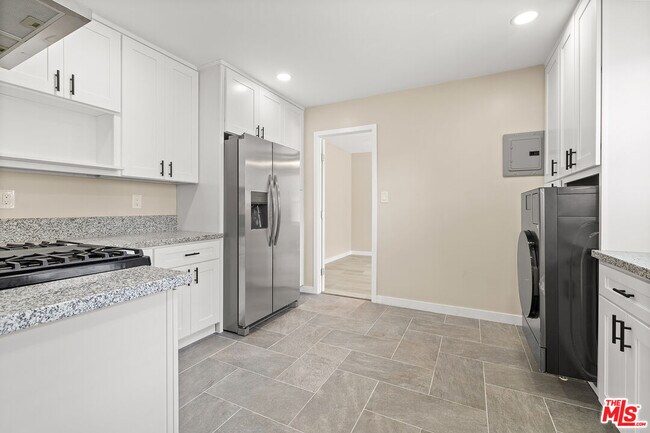 Building Photo - 717 W 75th St