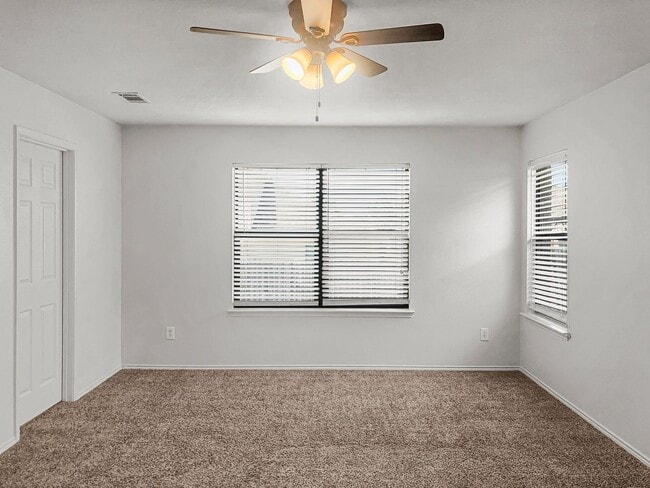 Building Photo - Spacious 1 Story Home!