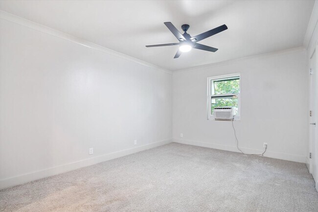 Building Photo - SPRING HILL OAKS CONDOMINIUMS