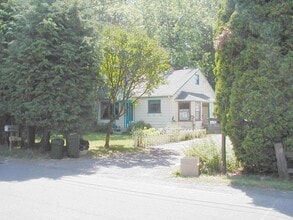 Building Photo - Charming 2bd 1ba Home with Detached Garage