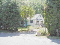 Building Photo - Charming 2bd 1ba Home with Detached Garage