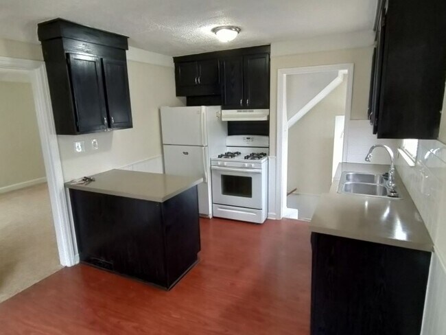 Building Photo - 3 bedroom, 2 bath, brick bungalow in Eastpointe - Now Available!