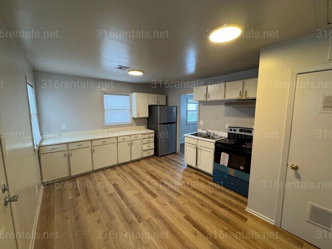 Building Photo - $1,025 - 3 bed 1 bath - Single Family Home *COMING SOON*