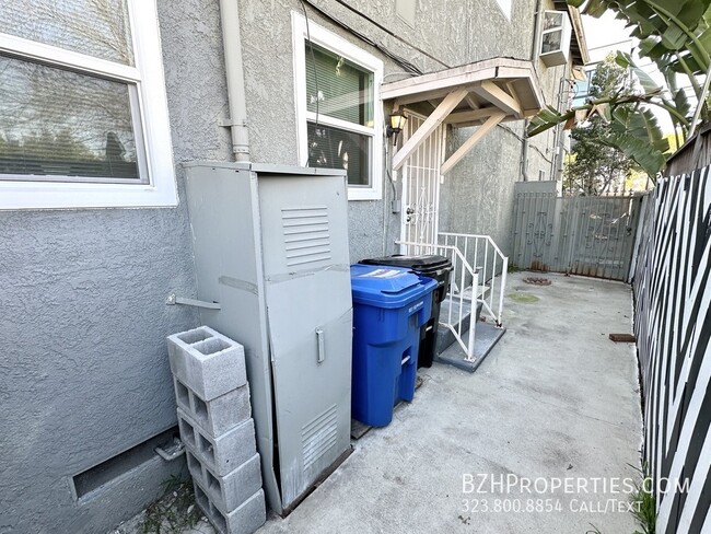 Building Photo - 1Bed 1Bath with In Unit Washer/Dryer and B...