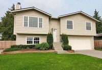 Building Photo - 3 bedroom 2 bathroom split level home with...