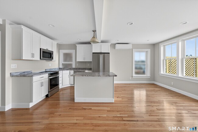 Building Photo - 136 Bank St