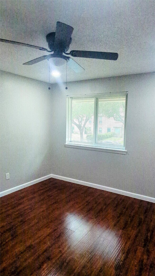 Building Photo - 2112 Greenbriar Colony Dr