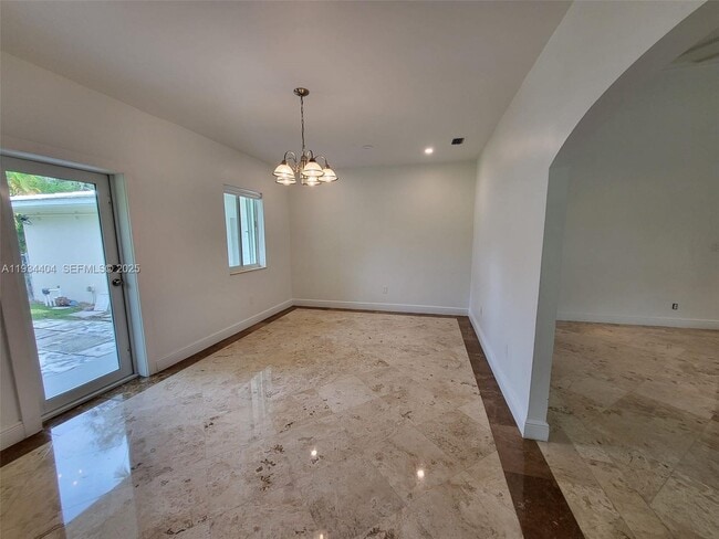 Building Photo - 825 Cremona Ave