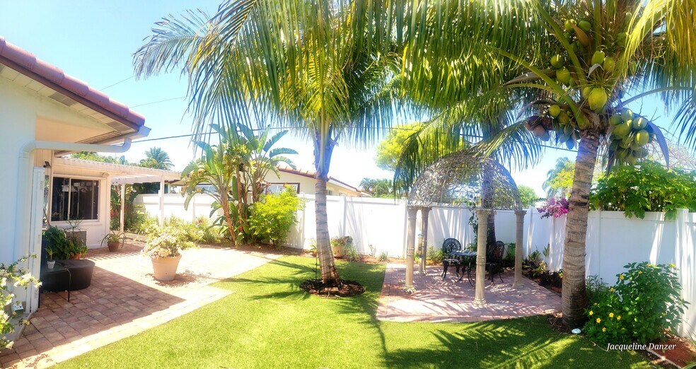 Building Photo - 2241 NE 38th St