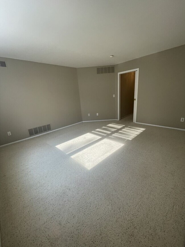 Building Photo - Three Bedroom Two Bath Condo | Laundry, Parking, & Central AC