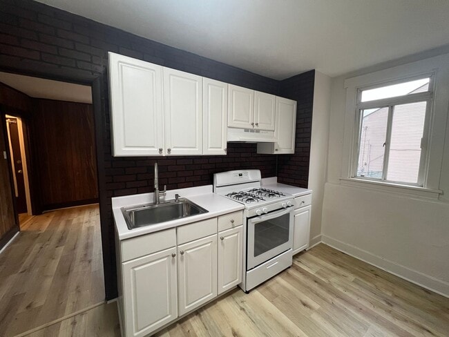 Building Photo - Updated 2.5 Bedroom/ 1 Bath in Troy Hill