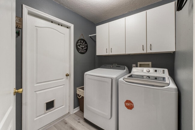 Building Photo - 511 N Pine Meadow Dr